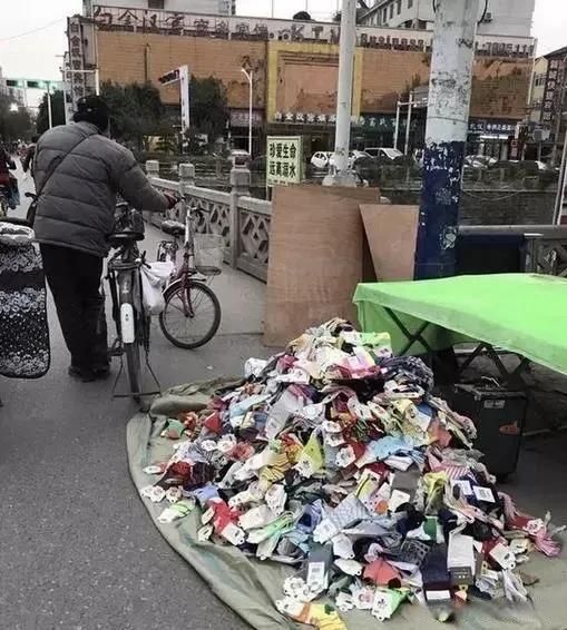 在小区门口卖袜子能赚钱吗晚上销售情况如何
