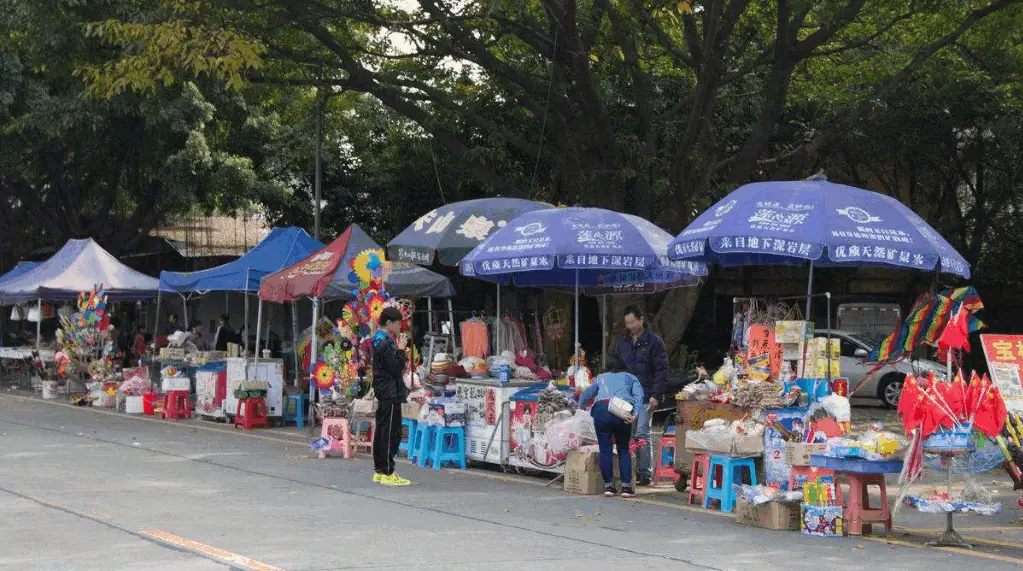 哪些地摊货品热销且盈利高揭秘最快卖出的地摊宝贝
