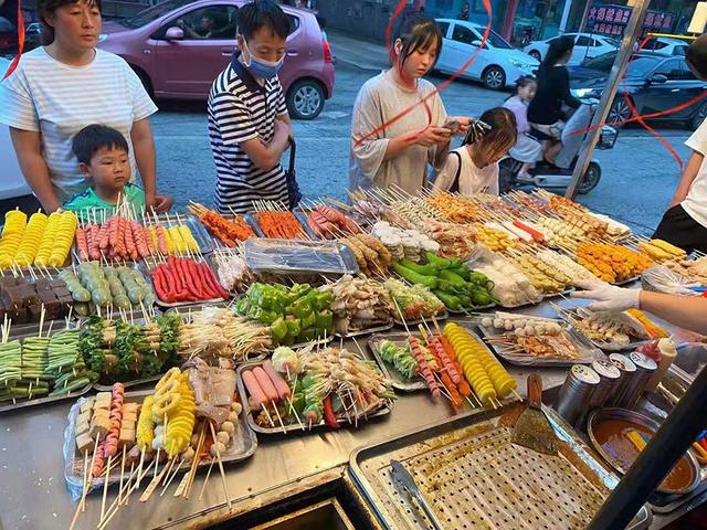 哪些地摊货物是夏天赚钱利器揭秘夏季地摊热门生意