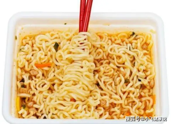 女性靠吃方便面能赚钱常食易引发健康风险