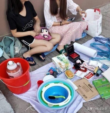 女生摆地摊赚钱吗哪些商品更适合女性地摊经营