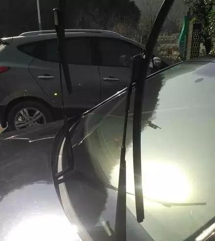 十代雅阁雨刷手柄如何竖起雨刷器