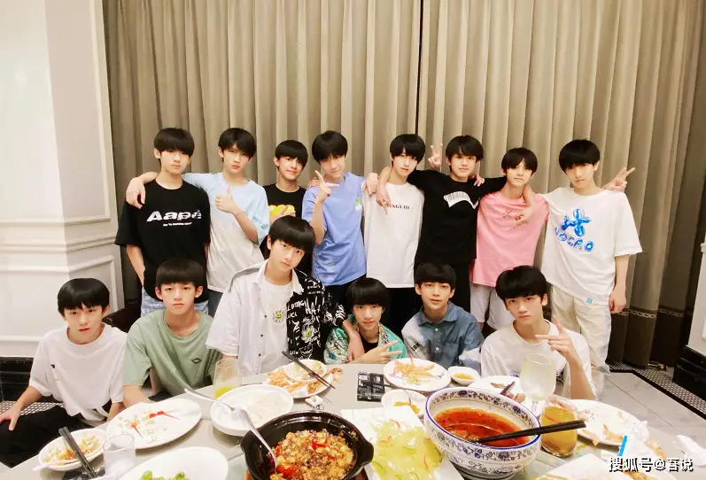 四代TF家族成员也爱刷手机吗