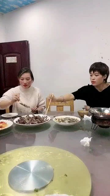 在当代社会富二代在饭局中吃饭刷盘子是常见现象吗
