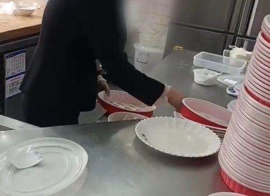 为什么外卖宝宝在送餐时刷碗能获赞