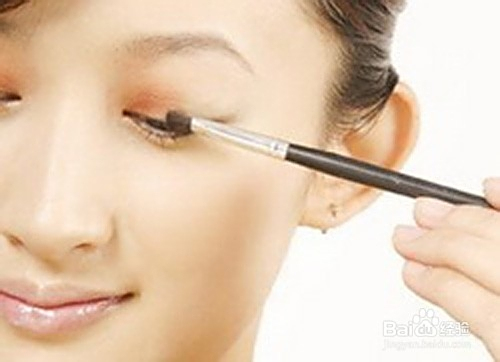 为什么多功能眼影刷成为社交媒体点赞最多的美妆工具