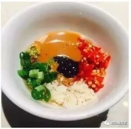 吃火锅时应该搭配什么蘸料才能让火锅更好吃