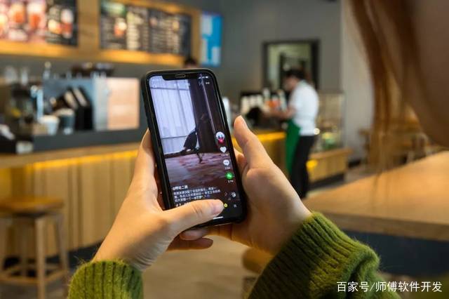 为什么用户在刷视频时手机会自动点赞这种现象常见吗