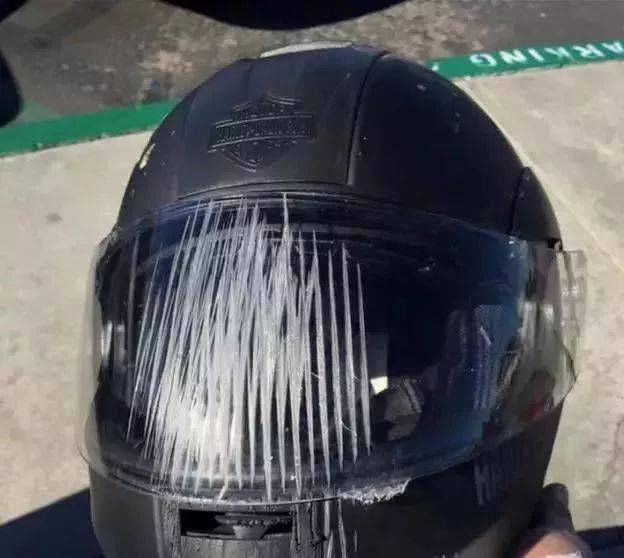 图卡能遮住头盔吗这样骑车安全吗