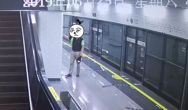 地铁紧急情况如何卡住绿盟逃生门