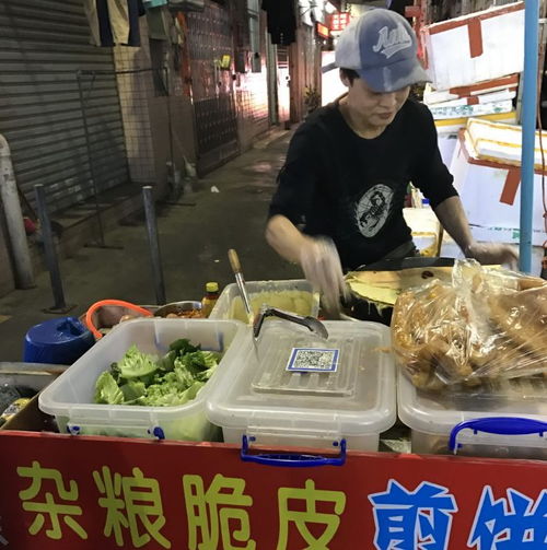 厦门街头摆摊卖饼，真的能月入过万吗？
