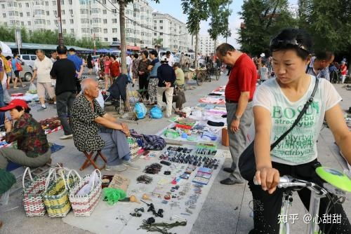 摆地摊卖什么最赚钱？新手必看的市场分析
