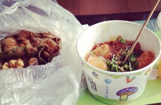 全球哪条小吃街最能吸金？美食与财富的秘密藏在这里！
