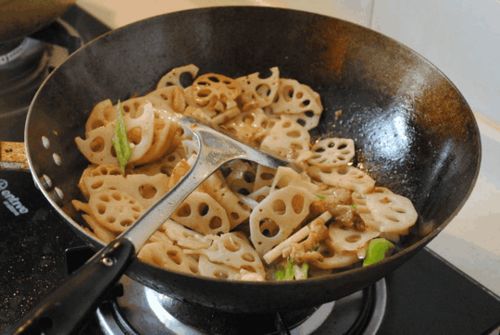 如何一边炒菜一边通过发视频实现赚钱？