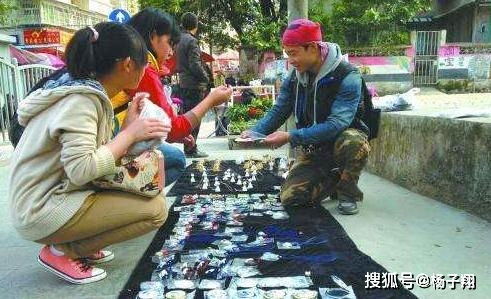 儿童摆地摊打游戏赚钱，背后有何隐情？