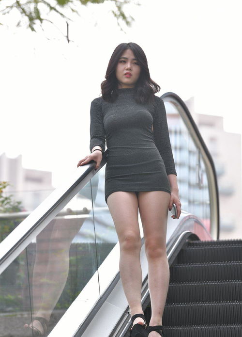 街头美女脱丝袜引围观，背后真相究竟为何？