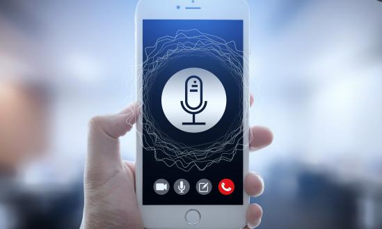 关闭QQ电话麦克风后刷抖音，对方能否听见背景声音？