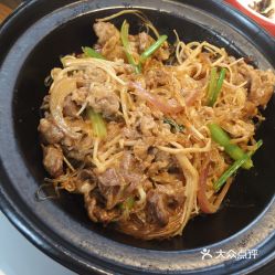如何做出美味的金针菇肥牛粉丝煲？抖音上的高人气家常做法是怎样的？
