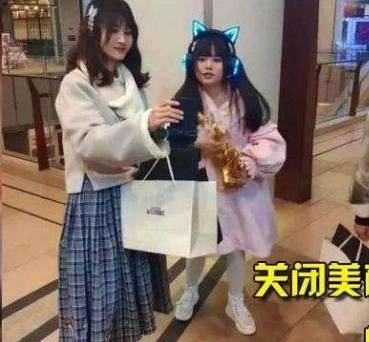粉丝狂刷五十万礼物，网红二妹发生了什么？返还主播二妹的55万了吗？