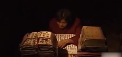 74岁老人靠卖小吃谋生，背后有何故事？