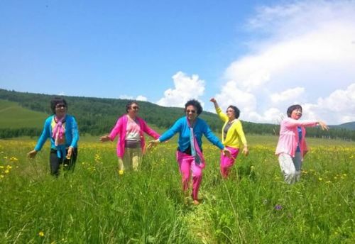 如何通过为旅游团拍照实现赚钱？