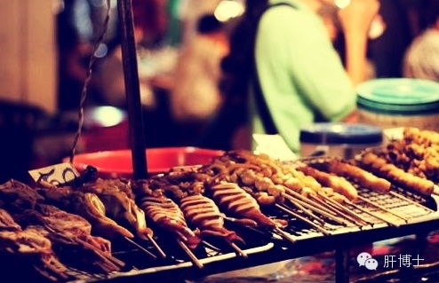 夜市小摊卖烧烤真的能赚钱吗？知乎网友热议夜市烧烤摊盈利情况