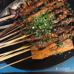 当前市场环境下，经营羊肉串生意是否依然盈利？