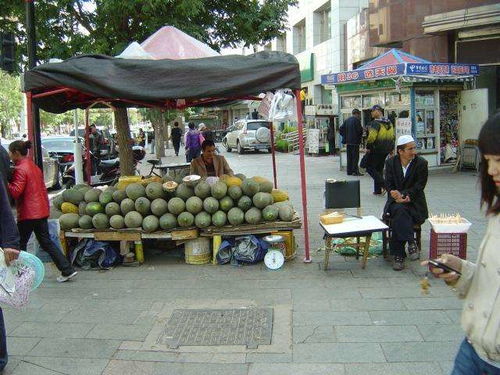 在西安摆地摊，卖哪些水果能赚大钱？