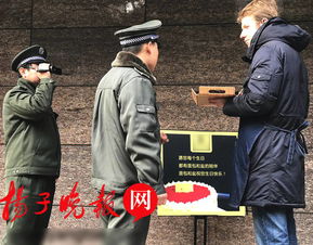 小伙子街头摆摊追梦，电影如何展现他的挣钱之路？