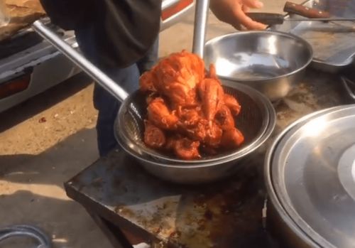 高中生摆摊卖烤鸭，真的能月入过万吗？