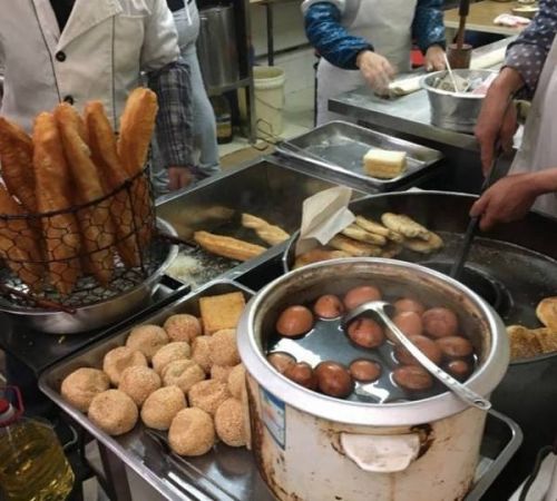 夜市餐饮中哪些美食最能吸引顾客并带来高收益？