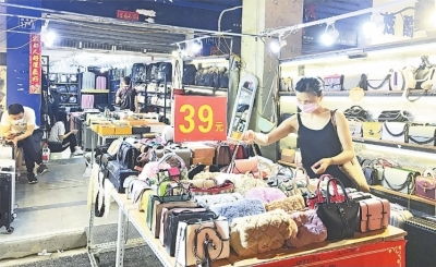 夜市摊位上，女生卖什么商品最能吸引顾客并盈利？