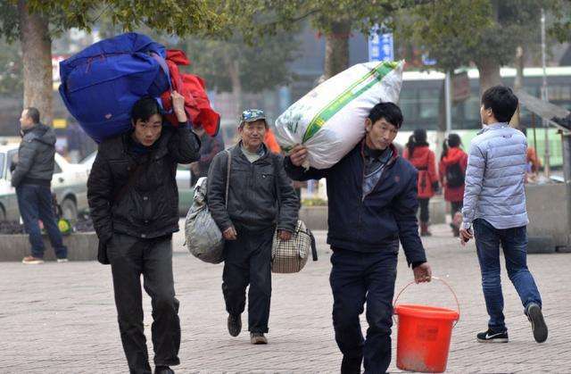农民工返乡摆摊，真能赚到钱吗？