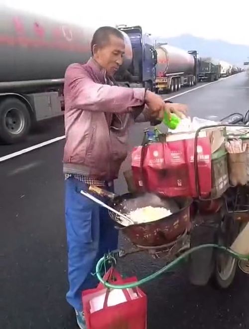 巴铁工人修补轮胎月入过万，发家致富真这么简单？